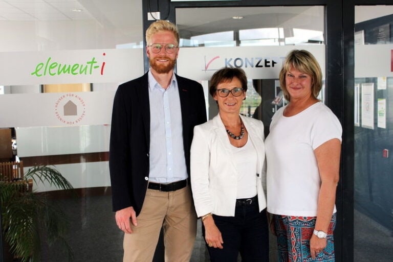 Gruppenfoto von Clemens M. Weegmann, Beate Brückner und der Landtagsabgeordneten Sabine Kurtz vor den Konzept-e Büroräumen.