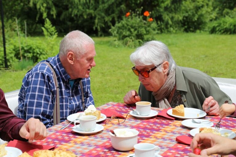 Ein alter Mann und eine alte Frau unterhalten sich.