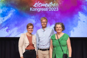 Carola Kammerlander, Clemens Weegmann und Waltraud Weegmann stehen auf der Bühne beim element-i Kongress
