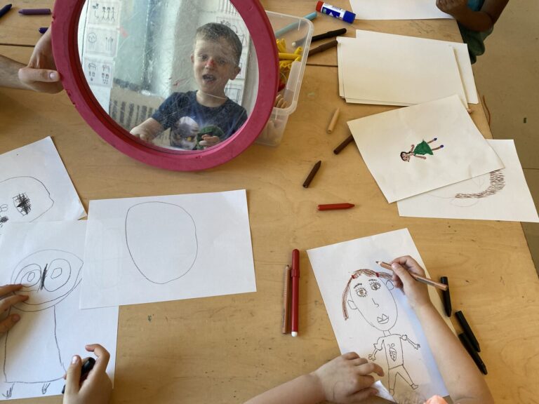Kinder malen Selbstporträts