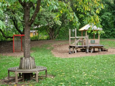Der weitläufig angelegte und gut beschattete Garten im neuen element-i Kinderhaus Silberschiff bietet den Kleinen die Möglichkeit, forschend die Natur zu entdecken und zu spielen.  